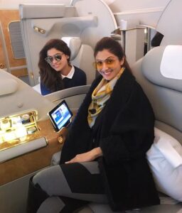 Shilpa Shetty Instagram - Travelling overseas with @shamitashetty_official , yaaay ! High flying Shetty sistas in the house😎😅#traveldiaries #sisterbonding #smiles #funaboard