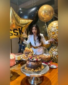 Shilpa Shetty Instagram - I’m filled with gratitude, and overwhelmed with all the love & blessings that you’ve showered on me today!❤️🧿🙏🎂🤗
Thank you so much for all your messages, calls, cakes, & flowers; and for making my birthday so special every year❤️🧿💫
Sending a biiiiggggg huggg and lots of good vibes your way 🌈

With gratitude,
Shilpa Shetty Kundra❤️🙏🏻
.
.
.
.
#gratitude #grateful #blessed #love #family #friends #happiness #birthday