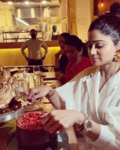 Shilpa Shetty Instagram - Happpppppyyyyy birthday @shamitashetty_official , Now I need to pick you up, after this #pullmeupcake 😂🤣😈. May your life be filled with sweetness.. always Tunkiiiii ❤️🙌🏼🧿🎂 #birthdaygirl #birthdaycake #bastianmumbai #gratitude #sisterlove