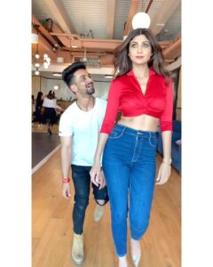 Shilpa Shetty Instagram - Making every hair flip count... 💁🏻‍♀😉 . @suraj.palsingh.961 @littlegloves_aka_shivani . . . . . #thankgoditsfriday #retro #flashbackfriday #nostalgia