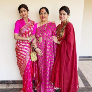 Shilpa Shetty Instagram - With the Mother of Shettys 😅😂💪😇😛
@sunandashetty10 and @shamitashetty_official looking fine in all our finery❤️🌈
#mangalore #bunts #pride #happy #family #gratitude #love #ethnic #dressedup