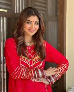Shilpa Shetty Instagram - Wishing you all a happy Karvachauth and 
happy fasting  ladies .. 
May you and yours be blessed with health , protection and abundance always♥️🧿🙏 

#karvachauth #fasting #rituals #traditions