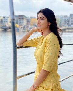 Shilpa Shetty Instagram - Me travelling to Madh Island every day...
.
.
.
.
.
.
.
.
.
.
.
.
.
.
.
.
.
“Hello from the other side 😉”
~
#shootdiaries #nikamma #sonypictures #friday #musings #traveldiaries #mumbai #nikammadiaries #sabbirkhanfilms