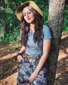 Sonakshi Sinha Instagram - हम हैं बड़े HaT-के 🍂