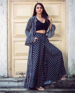Sonakshi Sinha Instagram - बेबी (बेदी) जान लेके ही मानेगी! Today for #KhandaaniShafakhana promotions on #thekapilsharmashow! Styled by @mohitrai (tap for deets), hair by @themadhurinakhale, makeup @heemadattani and Photographs by @saurabhdalvi_photography ❤️