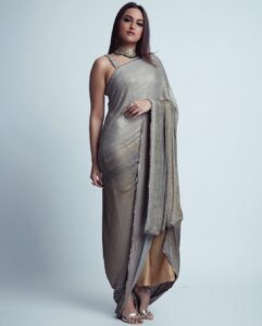 Sonakshi Sinha Instagram - Saree, not saree! Styled by @mohitrai with @aakrutisejpal (tap for deets), makeup by @ritesh.30 ❤️ Thanks for the pictures @kamalesh_sathyian! #sonastylefile