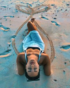 Sonakshi Sinha Instagram - Mermaids exist 🧜🏼‍♀️ #spiritanimal