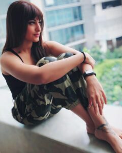 Sonakshi Sinha Instagram - Fringe benefits. #mood