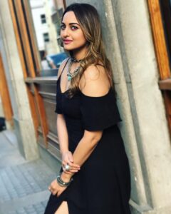 Sonakshi Sinha Instagram - You know you're at peace when everything makes you smile 😊 #poseratwork #theshootlife #shootshennanigans London, United Kingdom