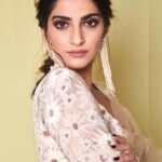 Sonam Kapoor Instagram – Daisy Fresh 🌼
Sari: @masabagupta x @rheakapoor #MasabaxRhea Earrings: @birdhichand
Rings: @diamantinafinejewels @mahesh_notandass HMU: @namratasoni
Styling: @rheakapoor
Team: @manishamelwani @sanyakapoor @spacemuffin27 @vani2790 Photographer: @thehouseofpixels