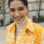 Sonam Kapoor Instagram - 🌼🌼🌼 Outfit: @erdem Bag by: @demellierlondon Makeup: @gangamakeup Hair: @aamirnaveedhair Styled by: @rheakapoor Assisted by: @spacemuffin27 @vani2790 @manishamelwani @sanyakapoor @ria.kothari Photographed by: @thehouseofpixels