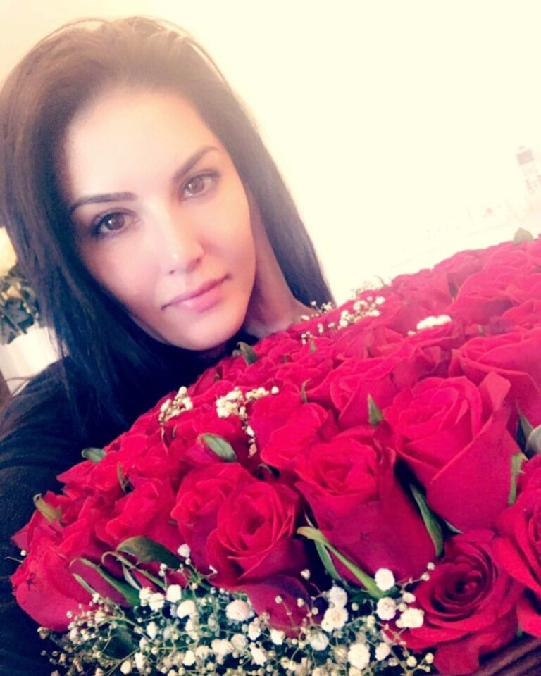 Sunny Leone Instagram - Happy Valentine's Day!!! Xoxo