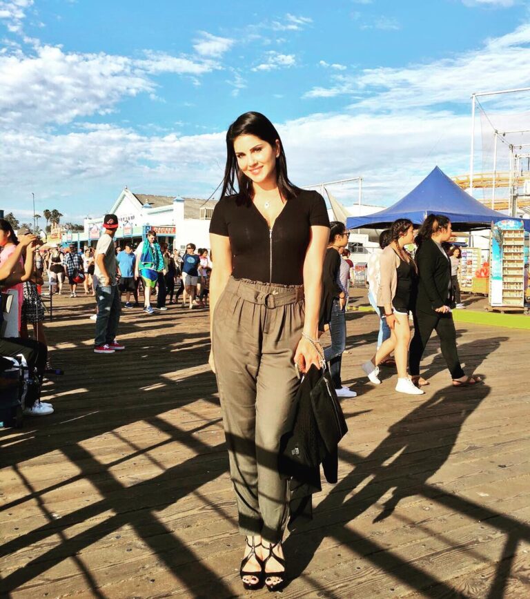 Sunny Leone Instagram - Such a nice sat evening with my family in Santa Monica on the pier!!