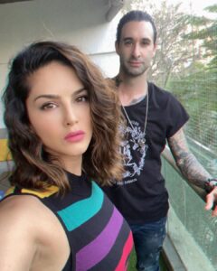 Sunny Leone Instagram - Morning!! Time to take over the world with @dirrty99 lol 😂 🤩😜