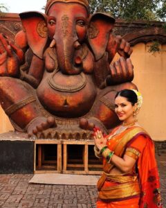 Sunny Leone Instagram - Wishing everyone a beautiful, colourful and cheerful #ganeshchaturthi to everyone!! 
.
.
#SunnyLeone #happyganeshchaturthi #safeganeshchaturthi