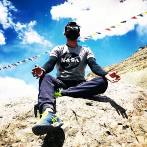 Sushant Singh Rajput Instagram - बाज़ीचा-ए-अत्फ़ाल है दुनिया, मेरे आगे
होता है शब-ओ-रोज़ तमाशा, मेरे आगे

मत पूछ कि क्या हाल है मेरा तेरे पीछे 
तू देख कि क्या रंग है तेरा, मेरे आगे 
नफ़रत का गुमाँ गुज़रे है, मैं रश्क से गुज़रा 
क्योंकर कहूँ, लो नाम न उनका मेरे आगे 
ईमाँ मुझे रोके है, जो खींचे है मुझे कुफ़्र
काबा मेरे पीछे है, कलीसा मेरे आगे 
आशिक़ हूँ, पे माशूक़-फ़रेबी है मेरा काम 
मजनूं को बुरा कहती है लैला, मेरे आगे 
हमपेशा-ओ-हमशरब-ओ-हमराज़ है मेरा 'ग़ालिब' को बुरा क्यों, कहो अच्छा, मेरे आगे