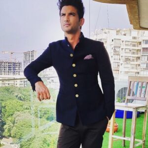 Sushant Singh Rajput Instagram - अपना ग़म ले के कहीं और न जाया जाये
घर में बिखरी हुई चीज़ों को सजाया जाये

जिन चिराग़ों को हवाओं का कोई ख़ौफ नहीं
उन चिरागों को हवाओं से बचाया जाये ———————- बाग़ में जाने के आदाब हुआ करते हैं
किसी तितली को न फूलों से उड़ाया जाये

घर से मस्जिद है बहुत दूर चलो यूं कर लें
किसी रोते हुए बच्चे को हंसाया जाये ~ निदा फ़ाज़ली 
Good morning 🙏❤️✊🦋🌪 ☀️