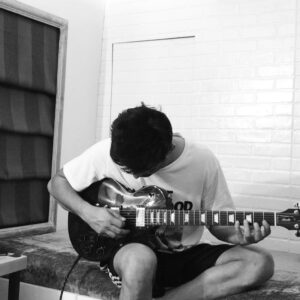 Sushant Singh Rajput Instagram - Just goofing around! 🎸 💥
#Onehand 🖐:)
#livingmydreams 🦋
#lovingmydreams 🌪