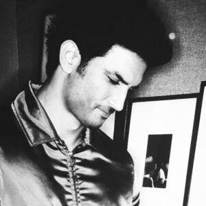 Sushant Singh Rajput Instagram - यूँही मर मर के जिएँ वक़्त गुज़ारे जाएँ, ज़िंदगी हम तिरे हाथों से न मारे जाएँ 
अब ज़मीं पर कोई गौतम न मोहम्मद न मसीह, 
आसमानों से नए लोग उतारे जाएँ 
वो जो मौजूद नहीं उस की मदद चाहते हैं, वो जो सुनता ही नहीं उस को पुकारे जाएँ 
हम कि नादान जुआरी हैं सभी जानते हैं, दिल की बाज़ी हो तो जी जान से हारे जाएँ... ~ अहमद फ़राज़ ❤️