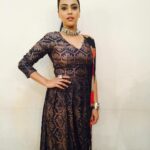 Swara Bhaskar Instagram - Uhhhhh.. What???? Blanking out while posing 😹😹😹 in @swativijaivargie with @amrapalijewels for #Rangoli shoot. Styled by @rupacj #gameface #fashion #fusion #swarabhaskar
