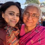 Swara Bhaskar Instagram - With the relentless, indomitable and inspiring #MedhaPatkar ji in #Indore .. she carried a copy of the Indian Constitution to remind us of where our allegiance must lie.. 🇮🇳🌷♥️ #legend #HeroesAreReal #sheroes Indore, India