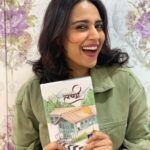 Swara Bhaskar Instagram - And it’s here!!!! मेरी दोस्त, भाभी और दुनिया की सबसे sorted advise giver की पहली क़िताब #लच्छी , एक खूबसूरत उपन्यास मेरे पास पहुँच गयी है! Can’t wait to read it @bhoomilogy SO many congratulations! ♥️♥️♥️😻😻😻😻🙌🏾🙌🏾🙌🏾🙌🏾🙌🏾 #authorsofinstagram #family #bhoomikajoshi