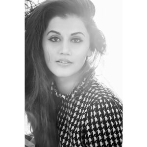 Taapsee Pannu Instagram - “तुम क्या हमें रास्ता दिखाओगे, हम तो अपना रास्ता ख़ुद बनाने में विश्वास रखते हैं। “ 🧚🏼‍♀️🦁🦋🐾🌤
📷: @munnasphotography