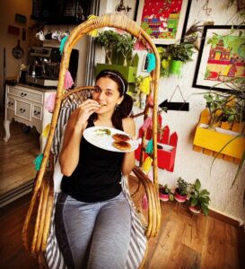 Taapsee Pannu Instagram - This is how prepping for #RashmiRocket looks like! Starting off my day with this carb-rich breakfast planned by my fuss free @munmun.ganeriwal. As she says, working to get an athletic bod isn’t about eating only proteins. Keeping the right balance is important. On my plate are sweet potato tikkis which @munmun.ganeriwal recommends for its high fibre content and I recommend for its great taste! Bon appétit😊