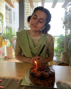 Taapsee Pannu Instagram - Process of cutting your birthday cake.
Pic 1: think of a wish 

Pic 2: think harder moron you can’t ask for 100 things choose one 

Pic 3: ok just choose “go corona go” and get done with it.

Pic 4: ok let’s cut. No wait, first have to blow the candle and anyway that’s not the right side of the knife. 

Pic 5: blow the candle , which you have strategically chosen so it doesn’t reveal your age. 
Pic 6: don’t slaughter it, cut it . 

And happy birthday to yours Truly! Who promises to stay as true as possible for her sanity and your love for ever n ever 
❤️❤️