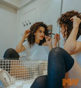 Taapsee Pannu Instagram - You ....
Yes you!!! It’s getting there... hold on be strong . You have done all fine until now and things are gonna get even better. 
Otherwise there’s always a red lipstick to make u feel kicked 💋
@devs213 
@mansworldindia