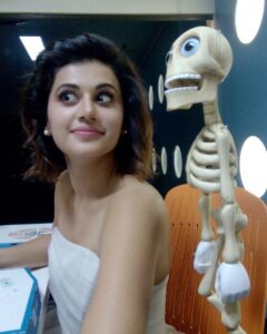 Taapsee Pannu Instagram - So this one is from the trailer launch day of Pink after which we went to Shoojit da’s office n that’s him holding this ‘thing’ insisting that it’s my friend who wants to talk to me. I didn’t really understand the joke nor what was the friend trying to say, so it’s only @shoojitsircar who can tell what is the exact thought process behind it. 
#Throwback #Archive #QuarantinePost