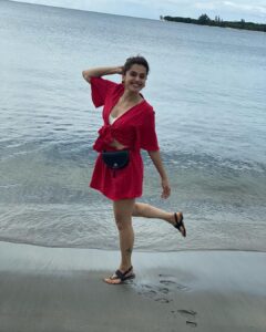 Taapsee Pannu Instagram - Before.... when Mauritius seems to be the perfect place to play with the waves and celebrate with the ocean...
(Swipe left) After.... when waves play with you and celebration needs to shift location... 💁🏻‍♀️
#Posing #Escaping #NewYears #GetAwayLiterally #Mauritius