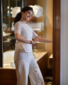 Taapsee Pannu Instagram - “If you can be your goofy self, say what's on your mind, and don't give a damn what your makeup looks like, you're probably with the right people. -sle”
#LiveItUp