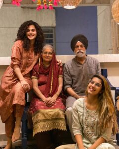 Taapsee Pannu Instagram - Yeh Diwali.... Mumbai Wali :) #FamJam 
#DiwaliTradition