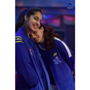 Taapsee Pannu Instagram - Coz this shoulder will never leave me ! 👯‍♀️👭👩‍❤️‍💋‍👩
#SiblingLove 📷: @khamkhaphotoartist