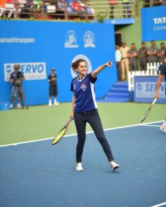 Taapsee Pannu Instagram - Today when I finally picked a tennis racket it was in an ATP  @maharashtraopen tournament along with some legendary players. This will be memorable and that’s not just coz I looked like the biggest fool on court ! 🙈
That’s @7acespune trying their hand at tennis ! Coz after all it’s all happening in our home town Pune!