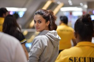 Taapsee Pannu Instagram - No looking back, from here onwards n upwards.
@7acespune 
#InItToWinIt
#PBL4
📷: @khamkhaphotoartist