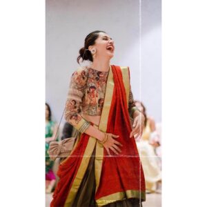 Taapsee Pannu Instagram - Let’s just say “I love to laugh my heart out” is my favourite pose and @khamkhaphotoartist is best at capturing it ! 
#ShvateKiShaadi
