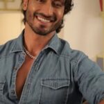 Vidyut Jammwal Instagram - #Repost @vidyuts.maniac (@get_repost) ・・・ A must watch video where @officialmichaeljai sir appreciating the hardwork of @mevidyutjammwal sir in his own words. Coming from legend like @officialmichaeljai sir is a big thing, we #jammwalions are thank ful to him for his kindness. Full video link in bio. . #follow @vidyuts.maniac . #VidyutJammwal #vidyutjamwal #michaeljaiwhite #hollywood #bollywood #action #hero #actor #martialartist #martialart #kalaripayattu #vidyutsmaniac