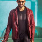 Vijay Deverakonda Instagram - Release date announcement - #Taxiwaala will now arrive Nov 17! Driver arriving a day late, but driver promises a fun ride to the destination!