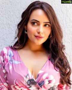 Aanchal Munjal Instagram - Autumn carries more gold in its pocket than all the other seasons. 💖 #HelloNovember 🧿🛍
Styled by @theanunarang
Shot by @yash_bhatwal_photography
Hair & MUA @yasheshvii
Location @bombay49kitchenandbar