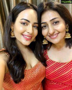Aanchal Munjal Instagram - Wishing everyone a veryyyy Happy Dussehra and Vijay Dashami !!! ❤️
May Lord Ram and Maa Durga always bless us with love, light, happiness and may goodness always triumph over anything in life !!! 😍🧿😇🙏🏻