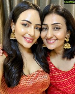 Aanchal Munjal Instagram - Wishing everyone a veryyyy Happy Dussehra and Vijay Dashami !!! ❤️
May Lord Ram and Maa Durga always bless us with love, light, happiness and may goodness always triumph over anything in life !!! 😍🧿😇🙏🏻