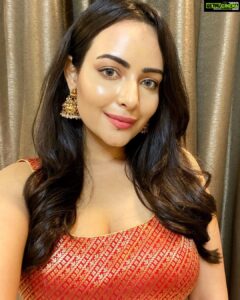 Aanchal Munjal Instagram - Wishing everyone a veryyyy Happy Dussehra and Vijay Dashami !!! ❤️
May Lord Ram and Maa Durga always bless us with love, light, happiness and may goodness always triumph over anything in life !!! 😍🧿😇🙏🏻