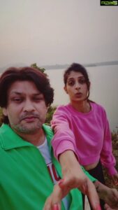 Aishwarya Sakhuja Instagram - Sun Zara soniye Sunn Zara #instareels #instajokes #instagramcomedy #instacomic #reelsinstagram #reelsofindia #reelkarofeelkaro #reelsvideo #reels #pj #badjokes #wordplay #roash #nature #riverfront #river #husbandandwife #wife #wifelove #shoes #couples #couplereels #hatersfuckoff🖕 #mumbai #india