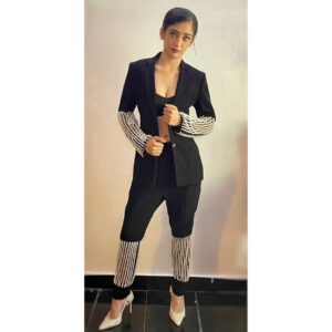 Akshara Haasan Instagram - This look was a vibe I felt.

 Thank you my lovely team for this. ❤❤❤

Designer : @ashwin.thiyagarajan 
Make-Up : @snehamnj 
Hairstylist : @hair_by_naemat