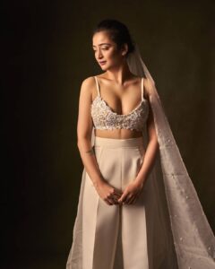 Akshara Haasan Instagram - Those moments when we day dream for just a fleat of a second. 

Designer :- @ashwin.thiyagarajan
Photographer:- @vinothdk
Makeup:- @abhiramisivakumar
Hair :- @hair_by_naemat