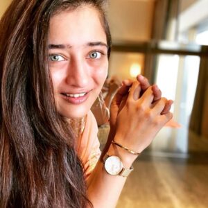 Akshara Haasan Instagram - Shop any two products and get a 10% off. You can avail an extra 15% discount with my code AKSHARA on their website on all your purchases. 

#danielwellington #DanielWellington #DWali