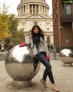 Anisha Victor Instagram - How distracting are those hot pink gloves 💕🧤 ❄☃️
#throwback #lockdownlife #oldnormal #london #england #Unitedkingdom #stpaulscathedral #church #Diana #hotpink #winter #frozen #throwbackbecausecantgoouttotakenewpictures 🤪