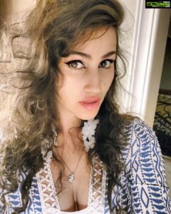 Anjali Lavania Instagram - 🌸❤️🐝“Life is a flower of which love is the honey.” — Victor Hugo

#lovemakestheworldgoround #inlovewithlove #eternalromantic #anjalilavania